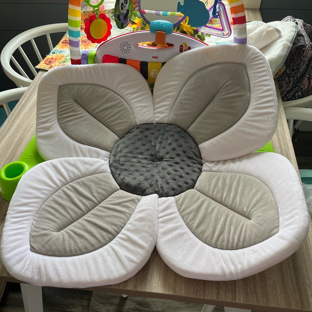 Gray and White Flower-Shaped Baby Bath Mat
